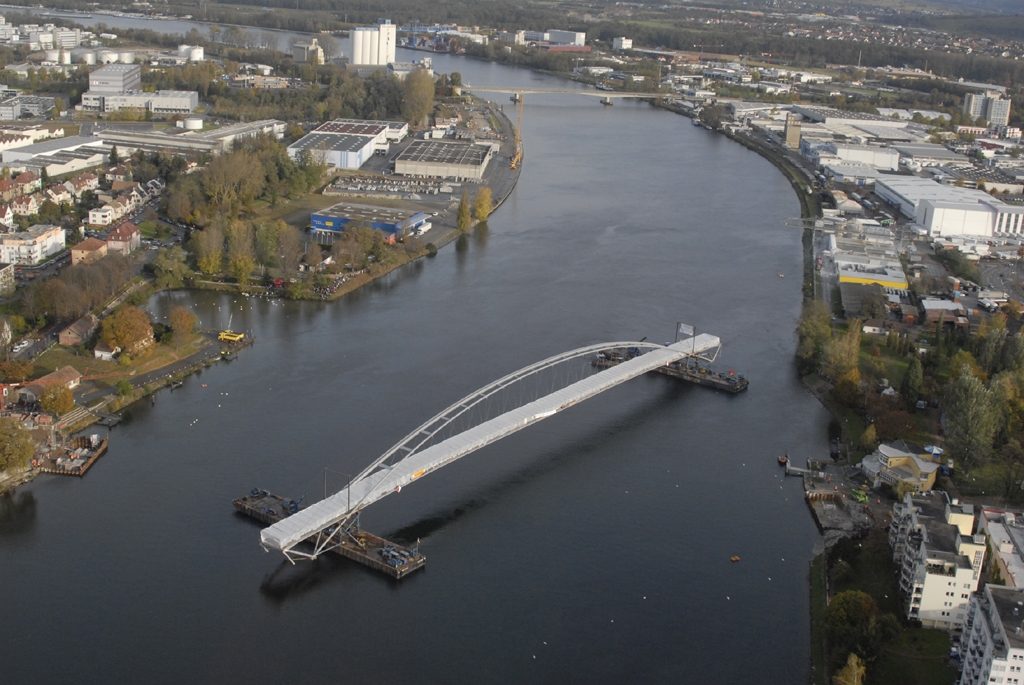 Déplacement par barge et installation Passerelle des 3 Pays (2006)